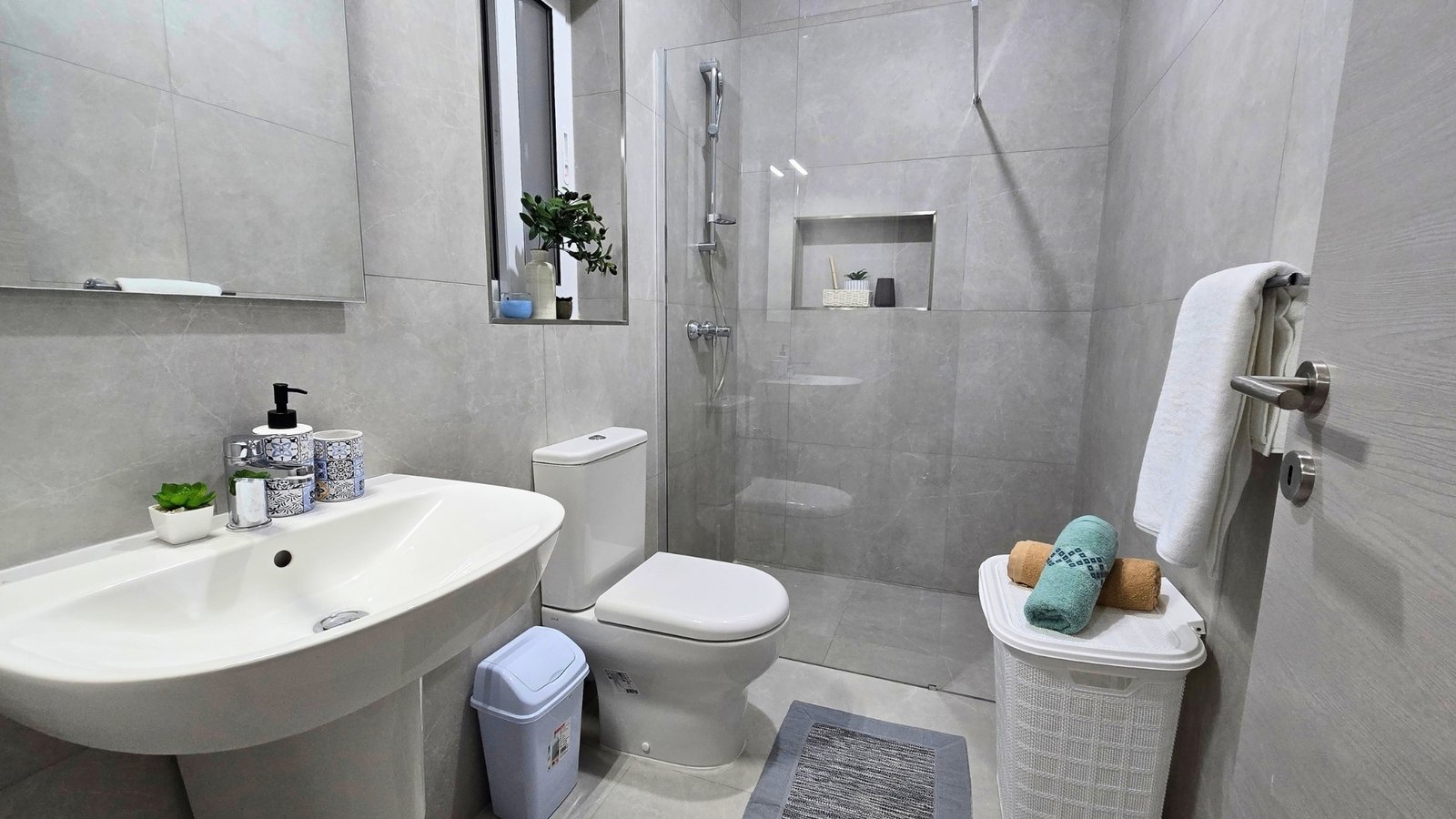 Apt4-Bedroom-1-En-Suite-02