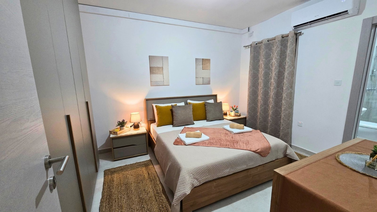 Apt4-Bedroom-1-En-Suite-03