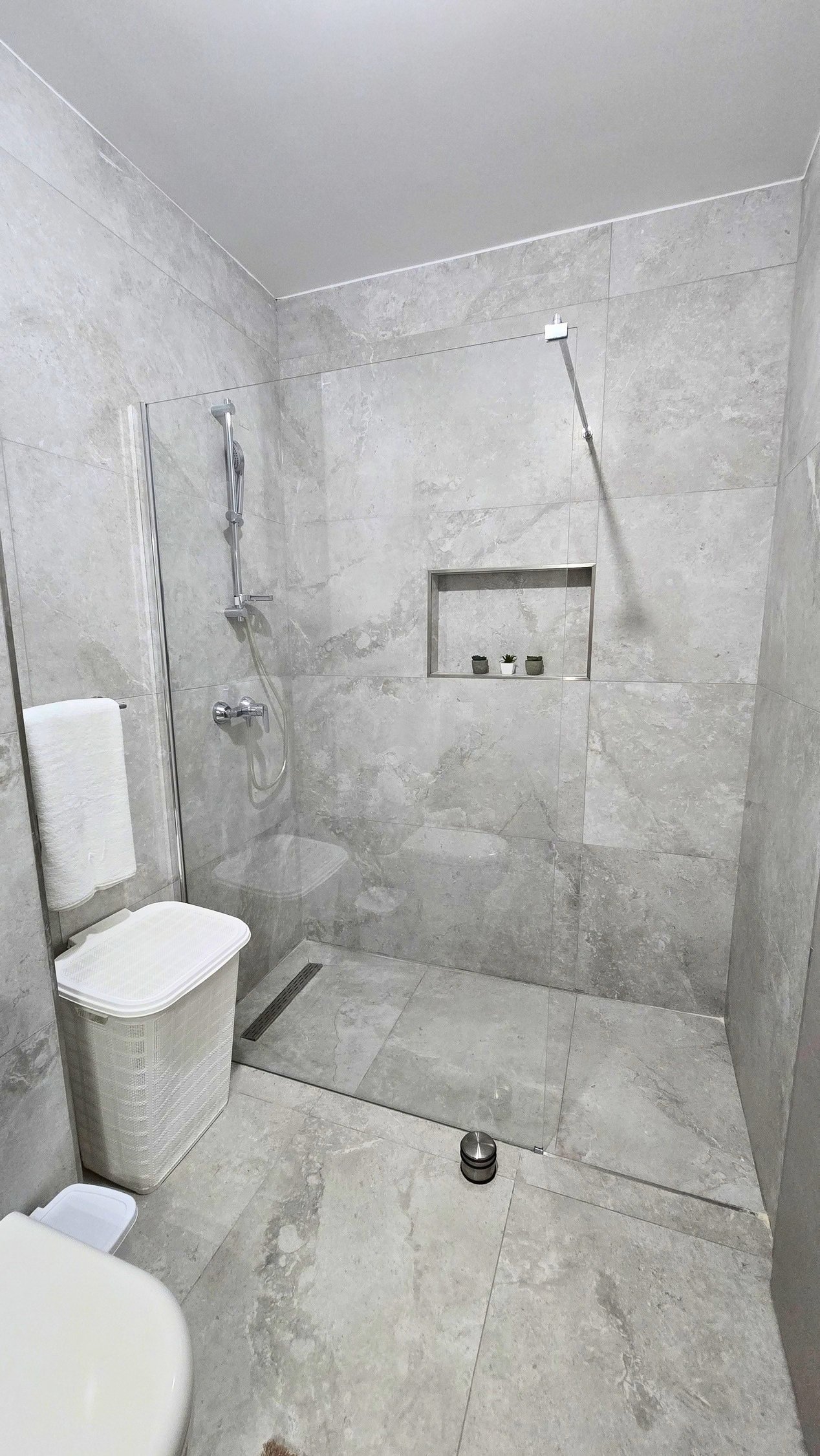 Apt4-Main-Bathroom-01