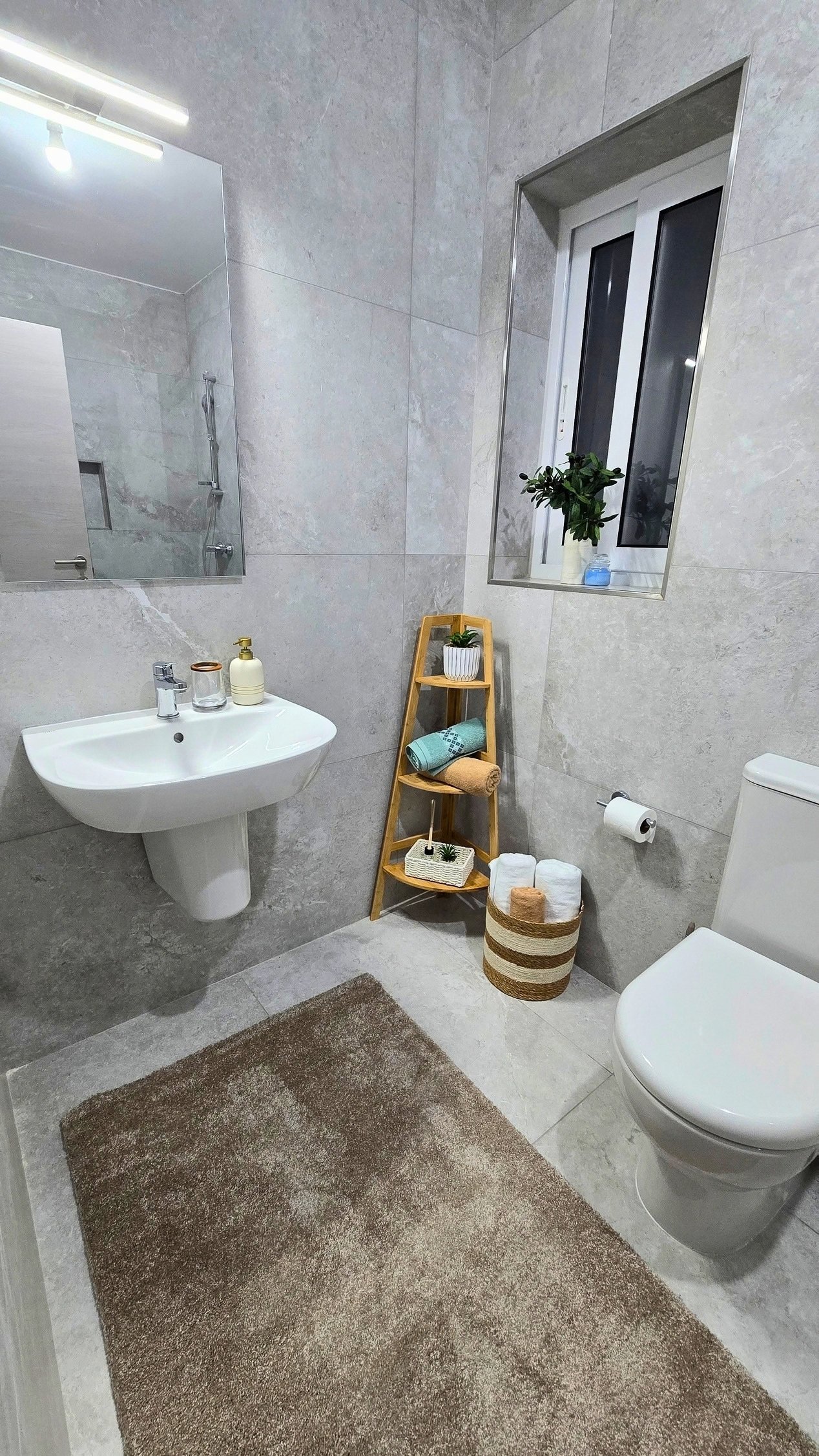 Apt4-Main-Bathroom-02