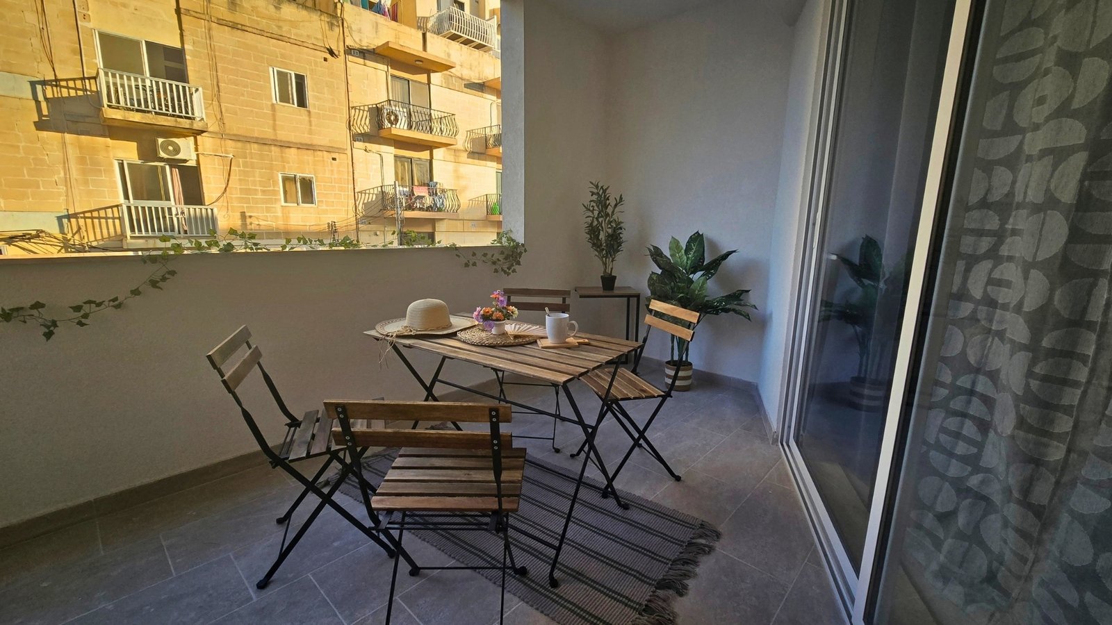 Apt6-Balcony-Large-02
