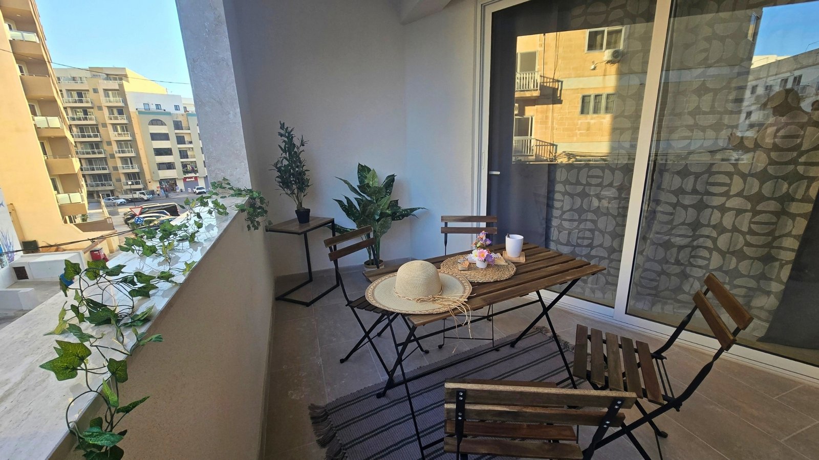 Apt6-Balcony-Large-03