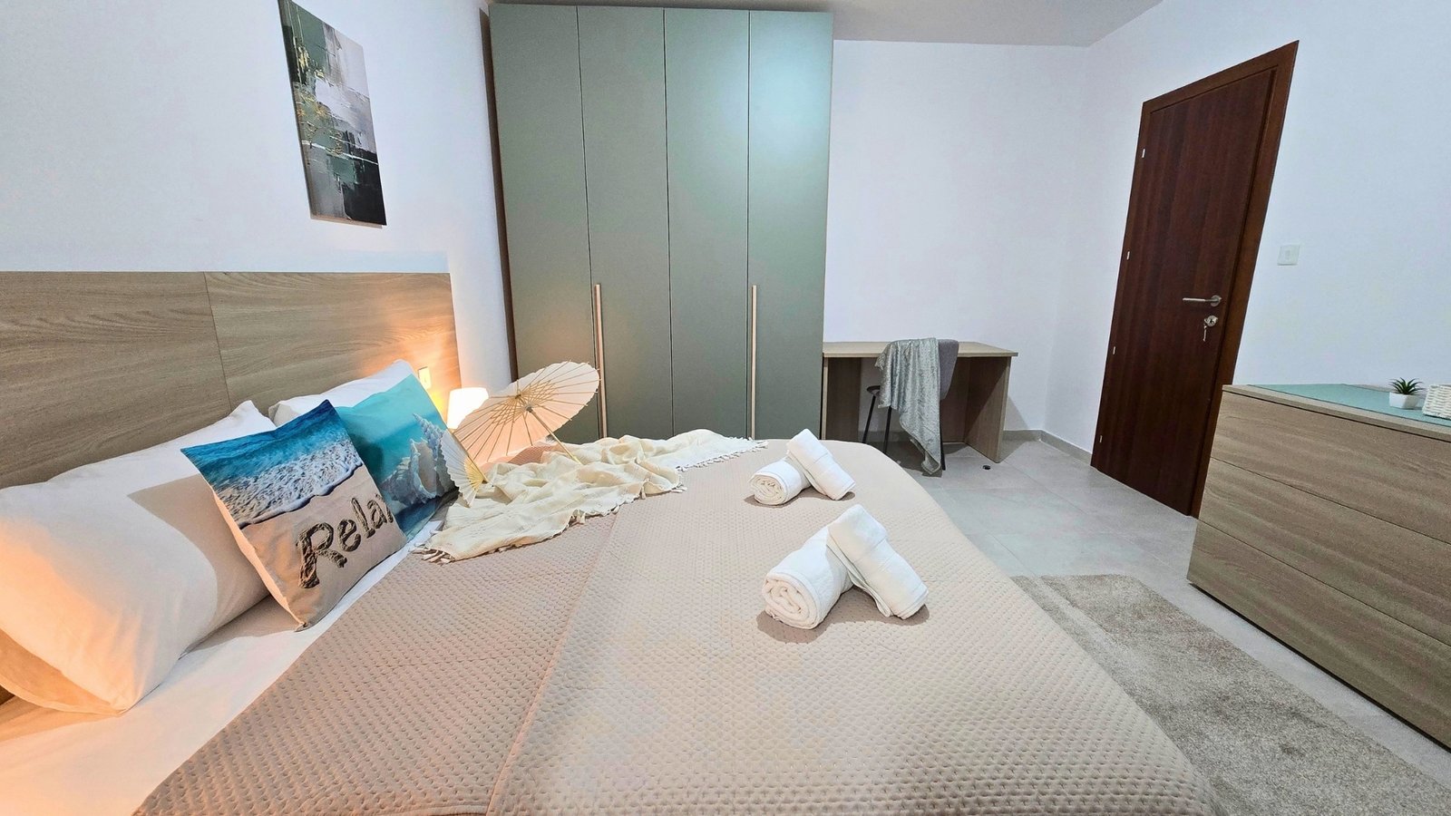 Apt6-Bedroom-1-En-Suite-06