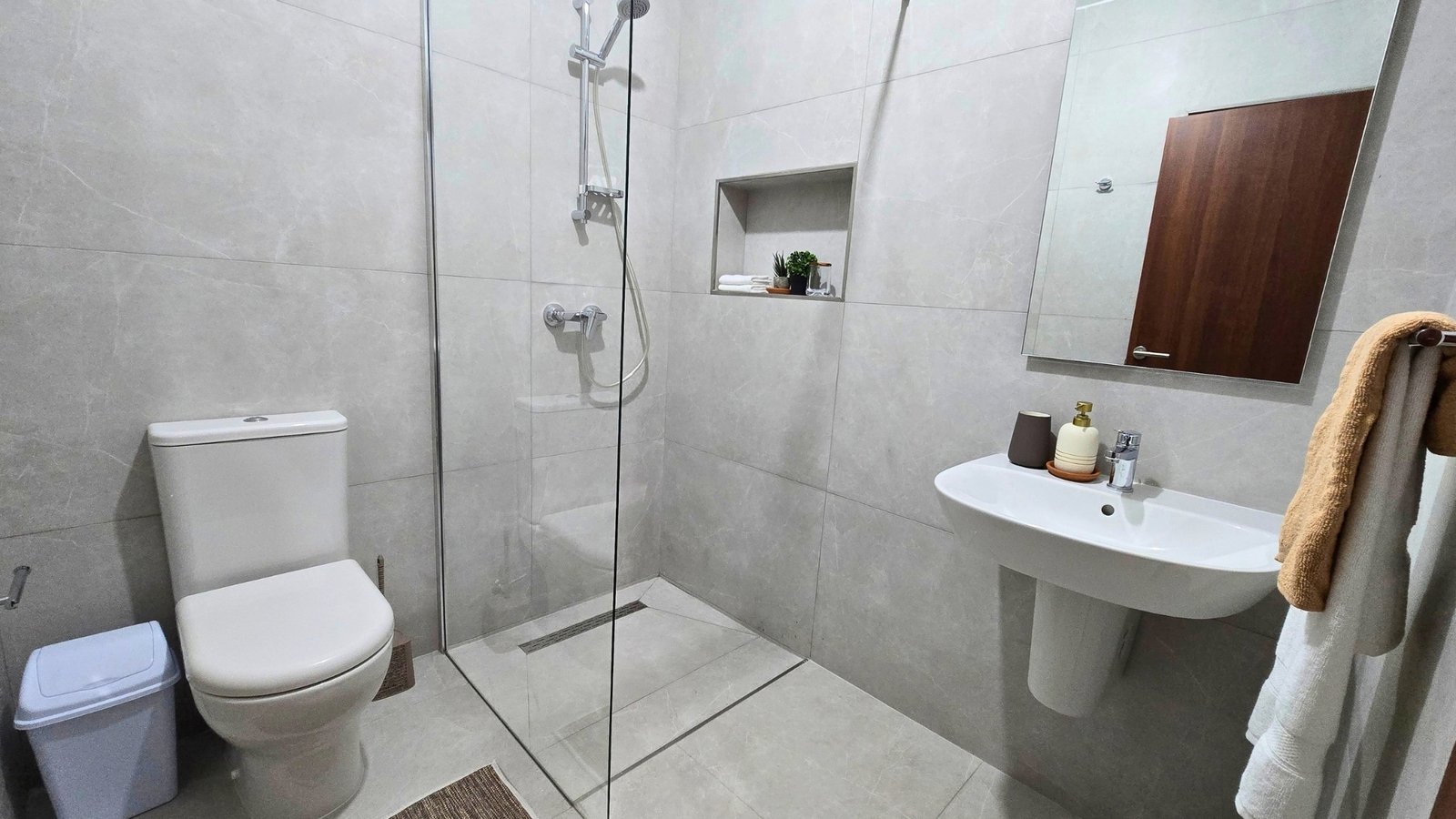 Apt6-Bedroom-1-En-Suite-10