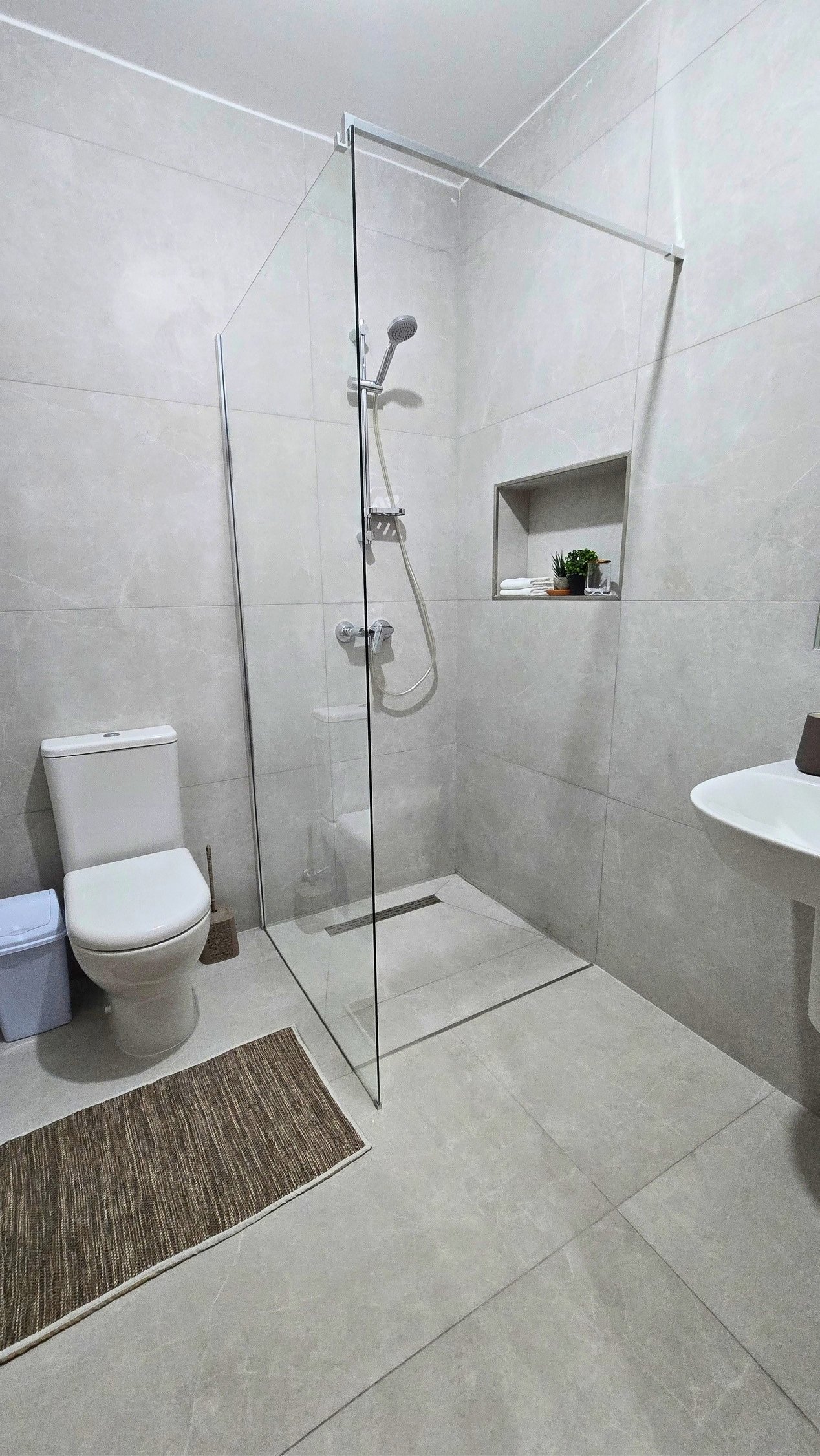 Apt6-Bedroom-1-En-Suite-12