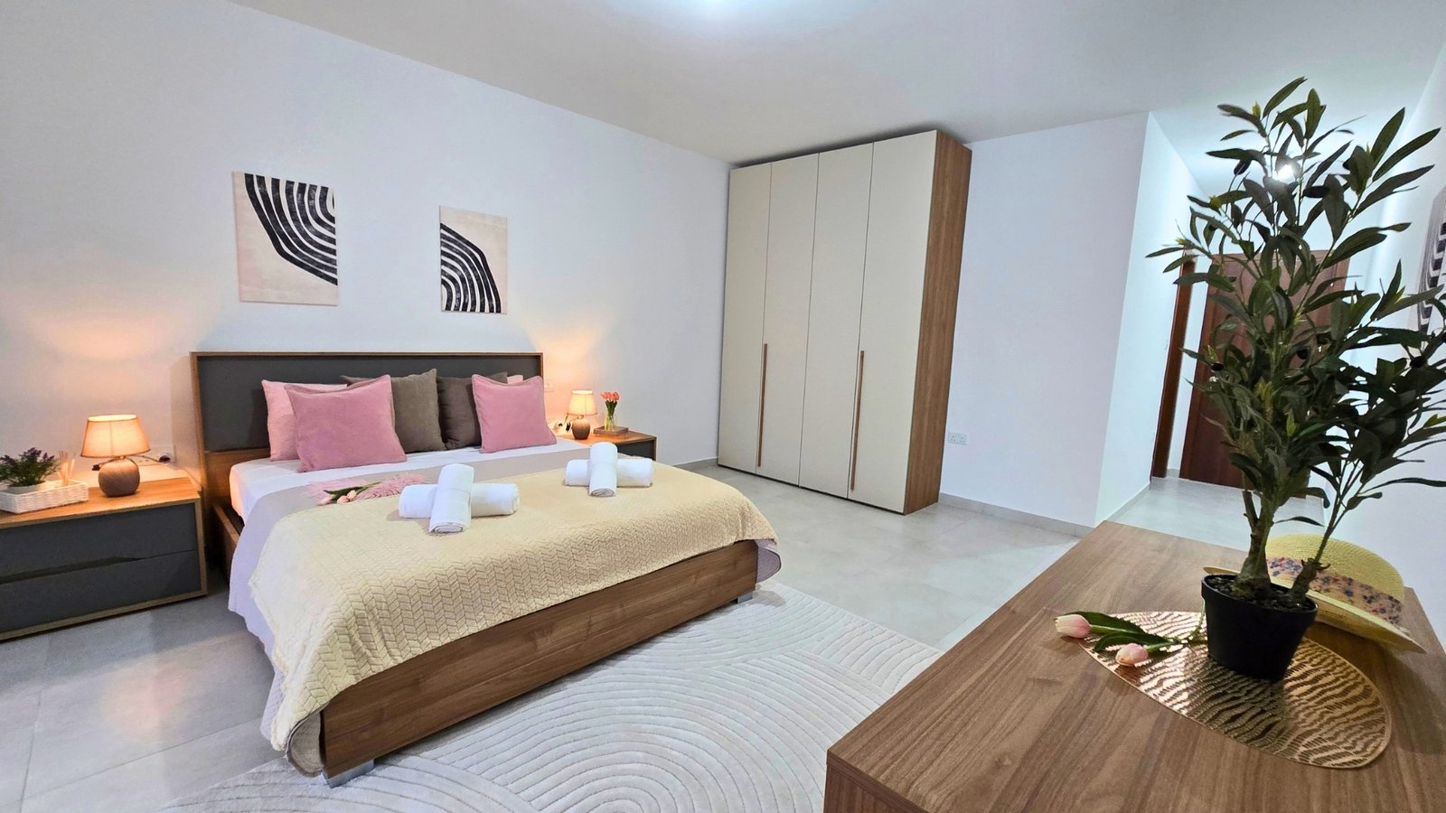 Apt6-Bedroom-2-En-Suite-12