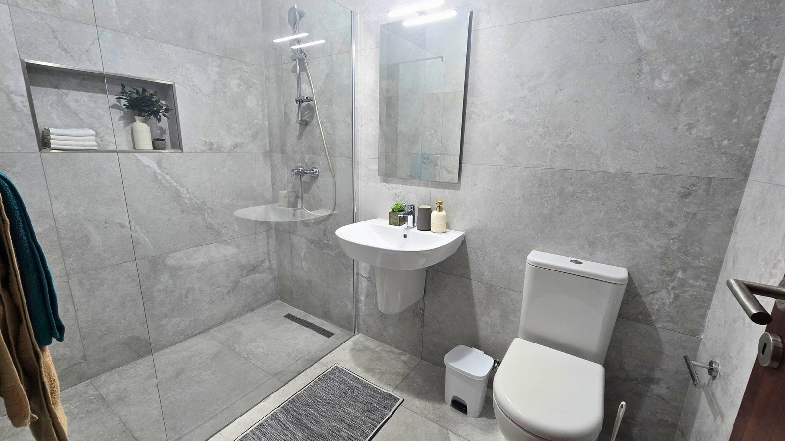 Apt6-Bedroom-2-En-Suite-16