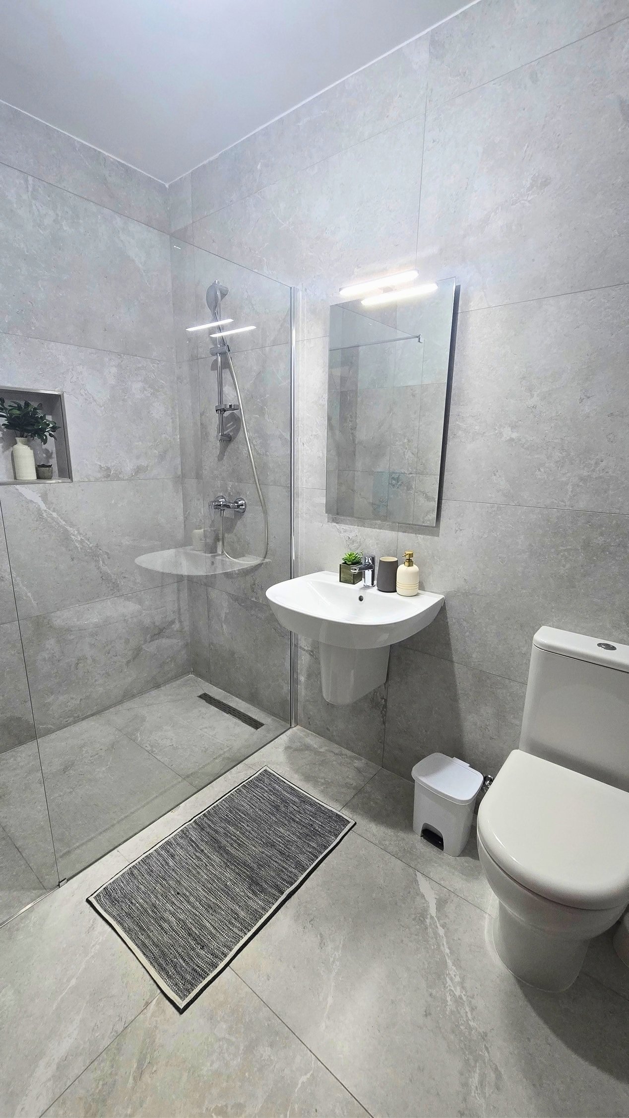 Apt6-Bedroom-2-En-Suite-17