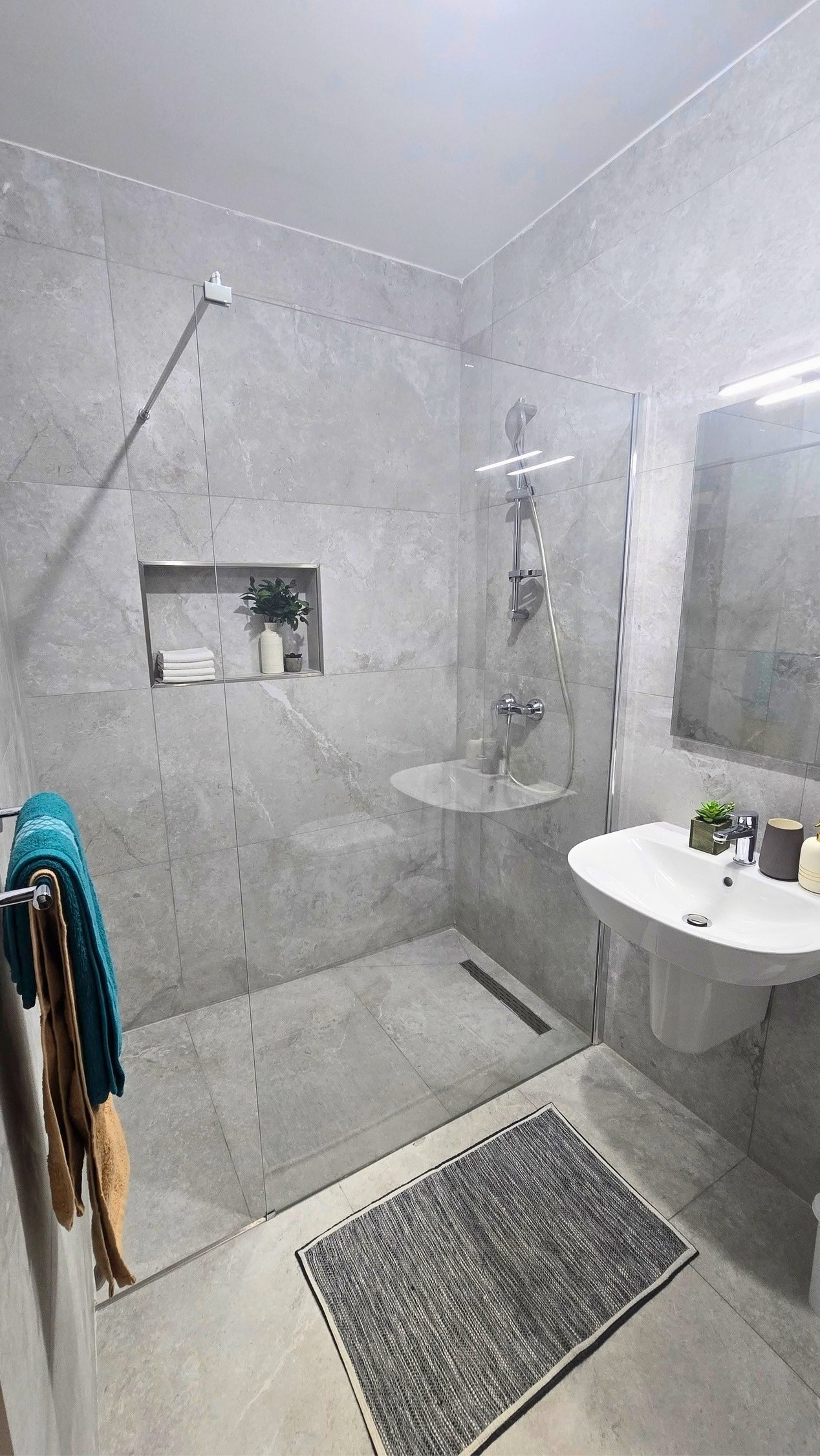 Apt6-Bedroom-2-En-Suite-18