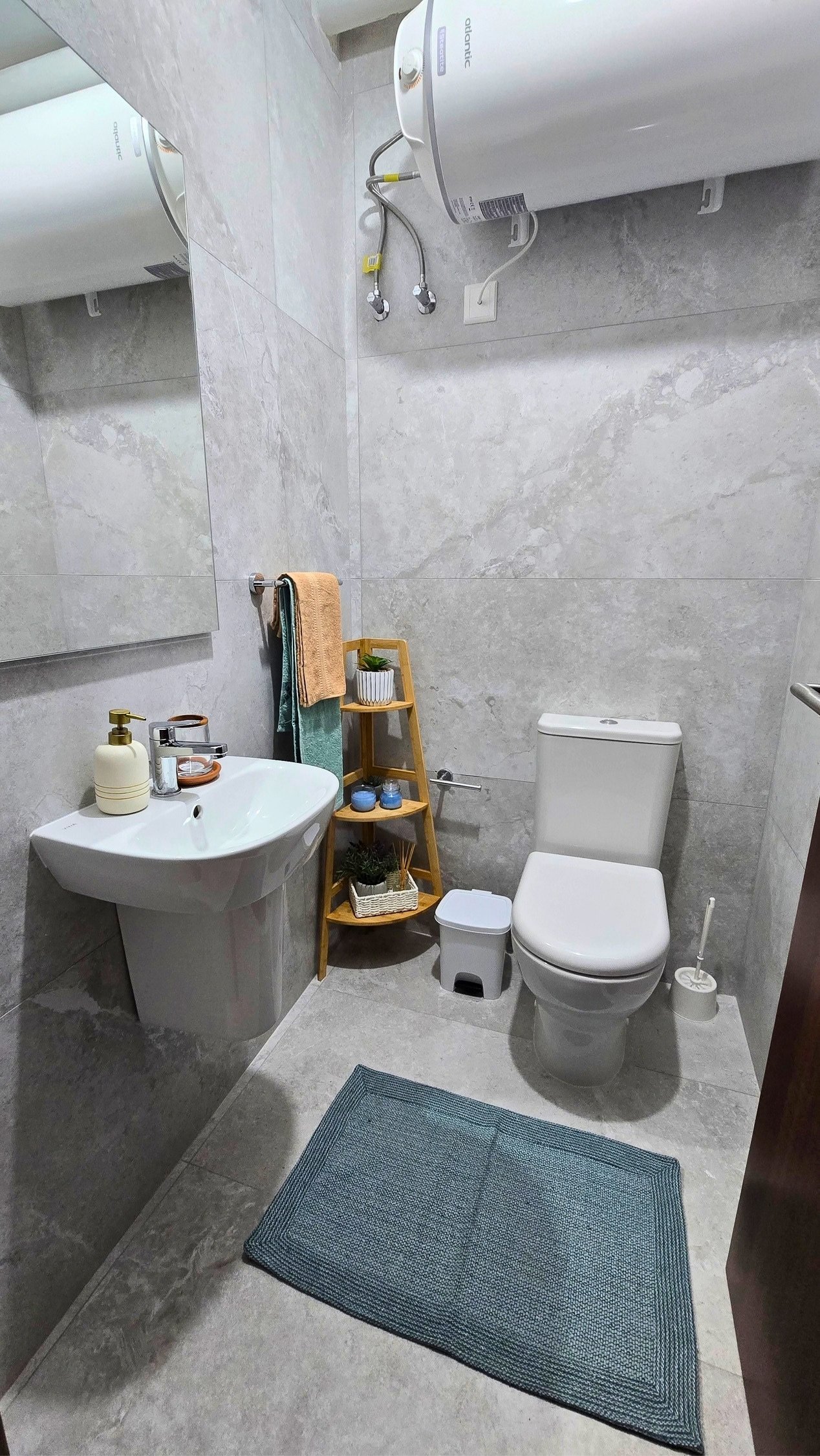 Apt6-Toilet-01