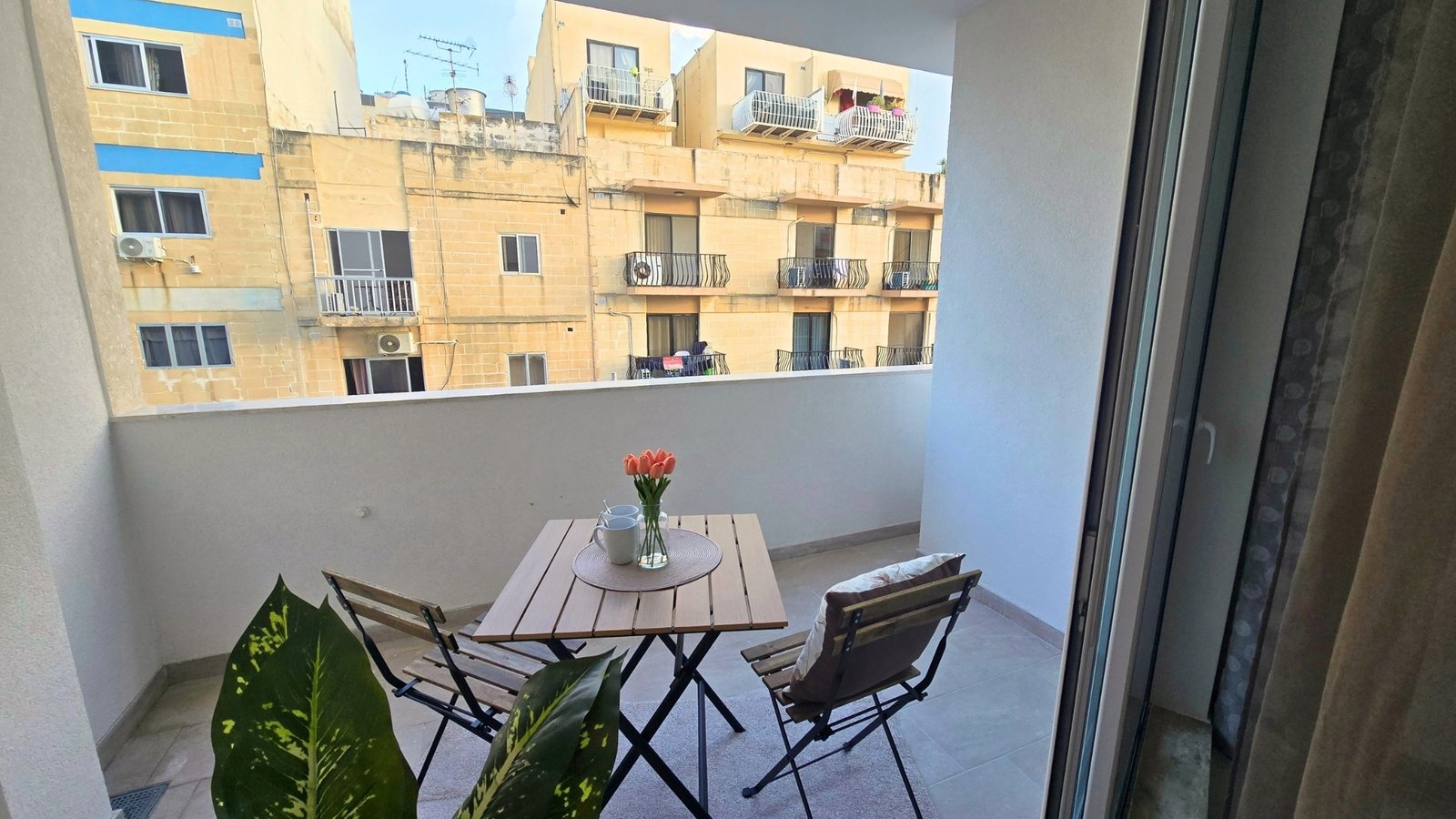 Apt7 Balcony Large 01