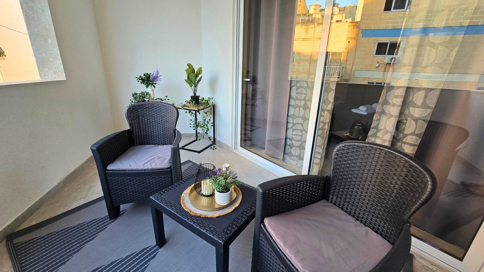 Apt9-Balcony-Large-01