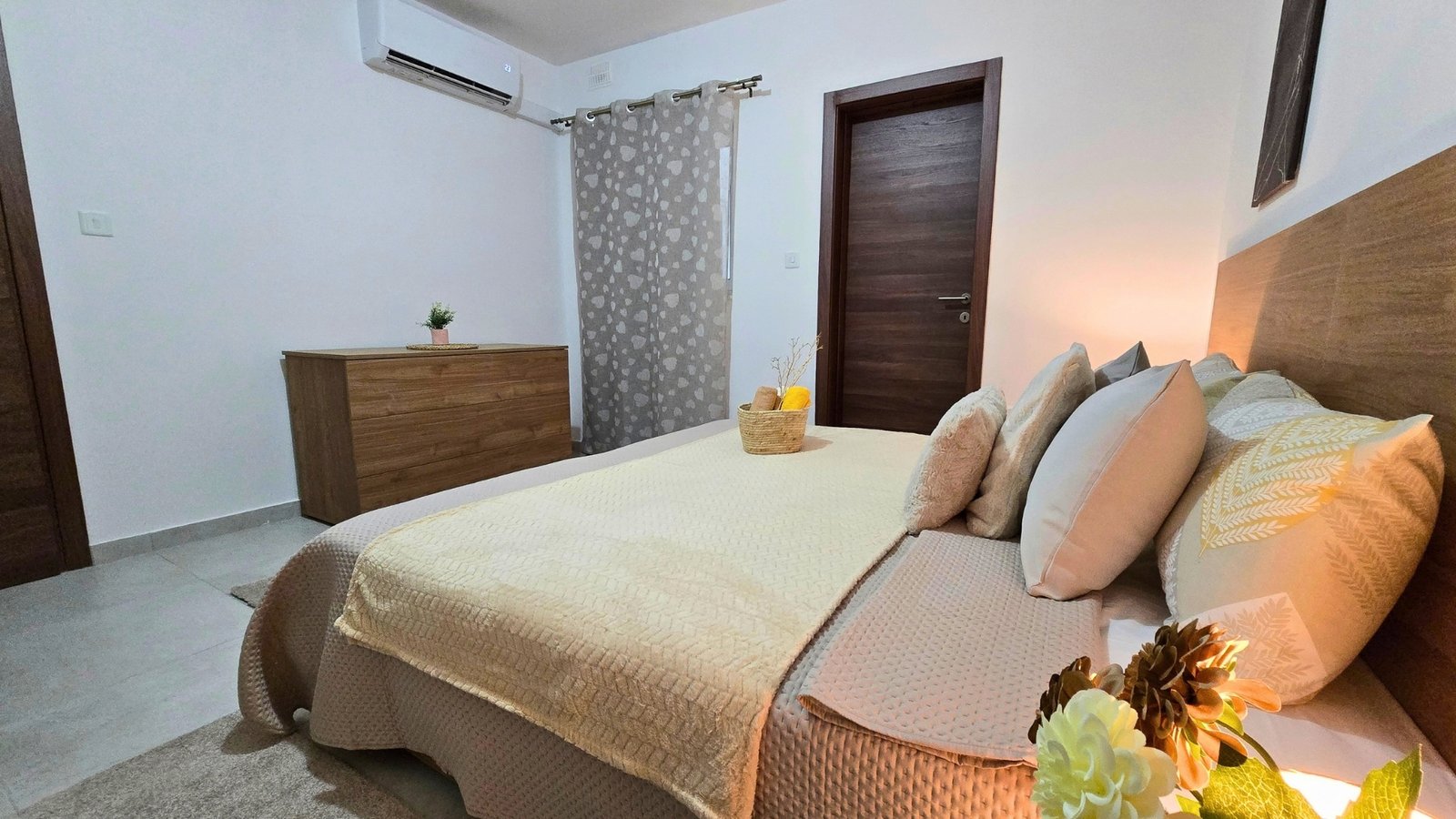 Apt9-Bedroom-1-En-Suite-03