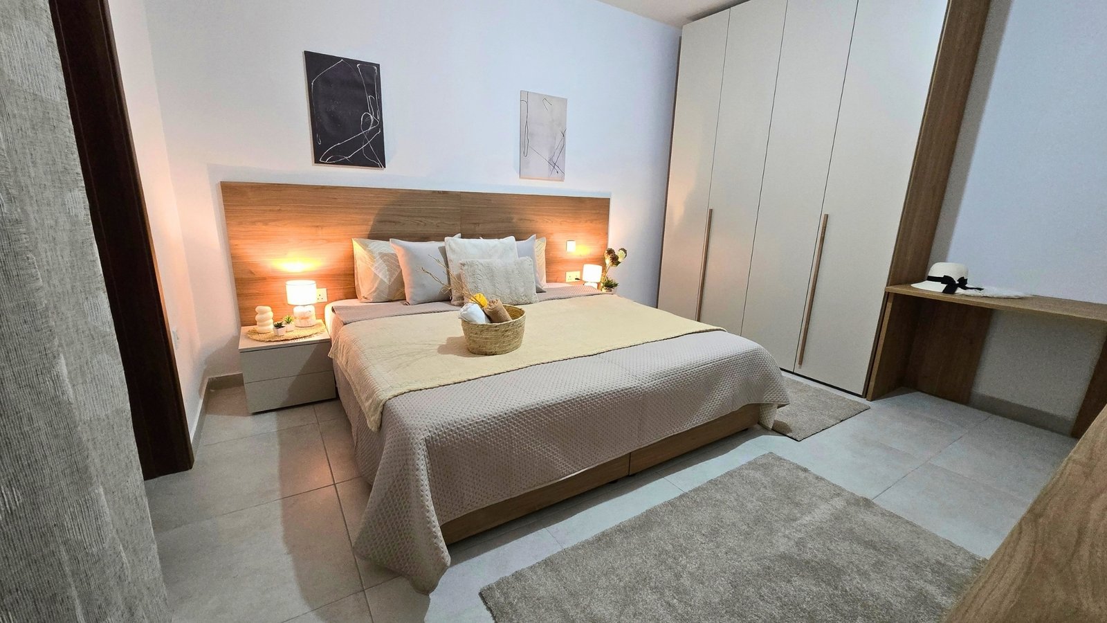Apt9-Bedroom-1-En-Suite-07