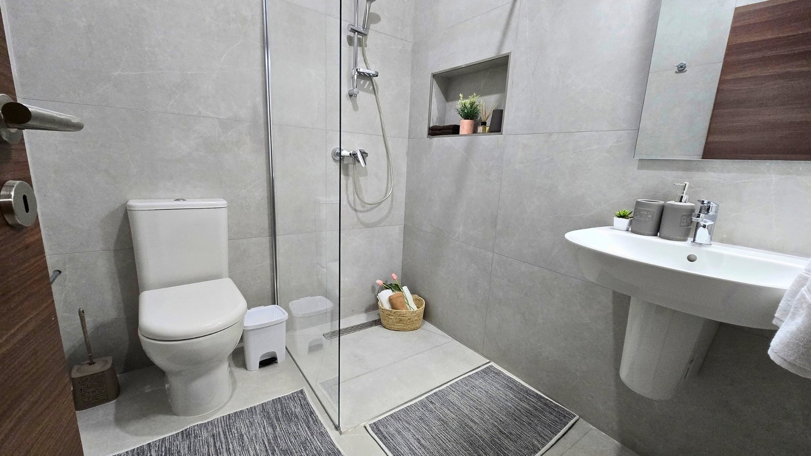 Apt9-Bedroom-1-En-Suite-08