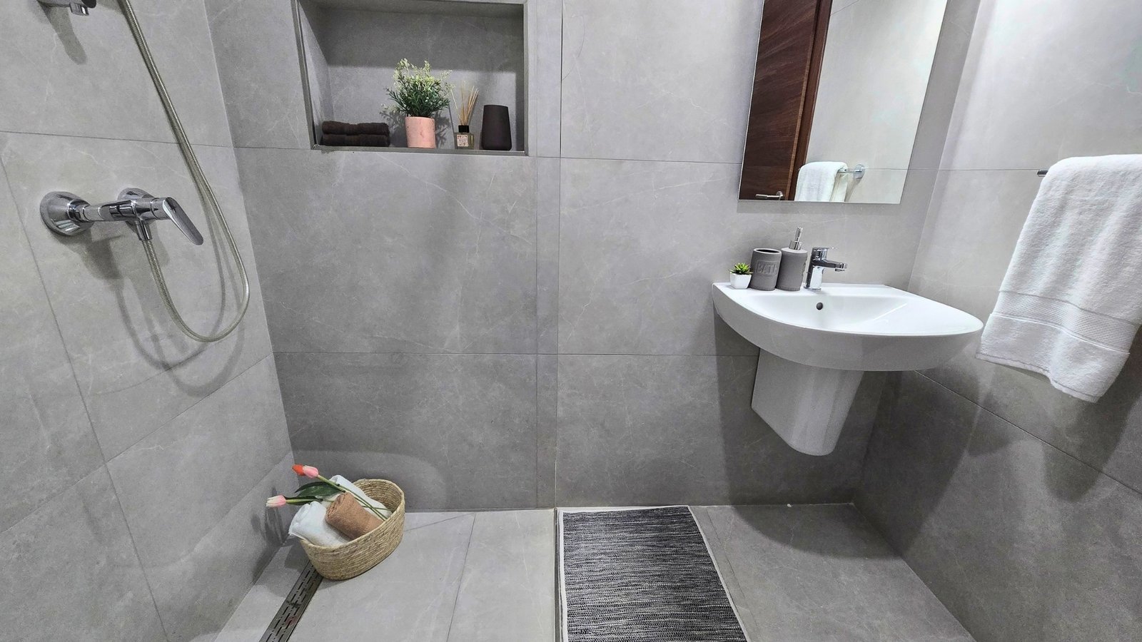 Apt9-Bedroom-1-En-Suite-09