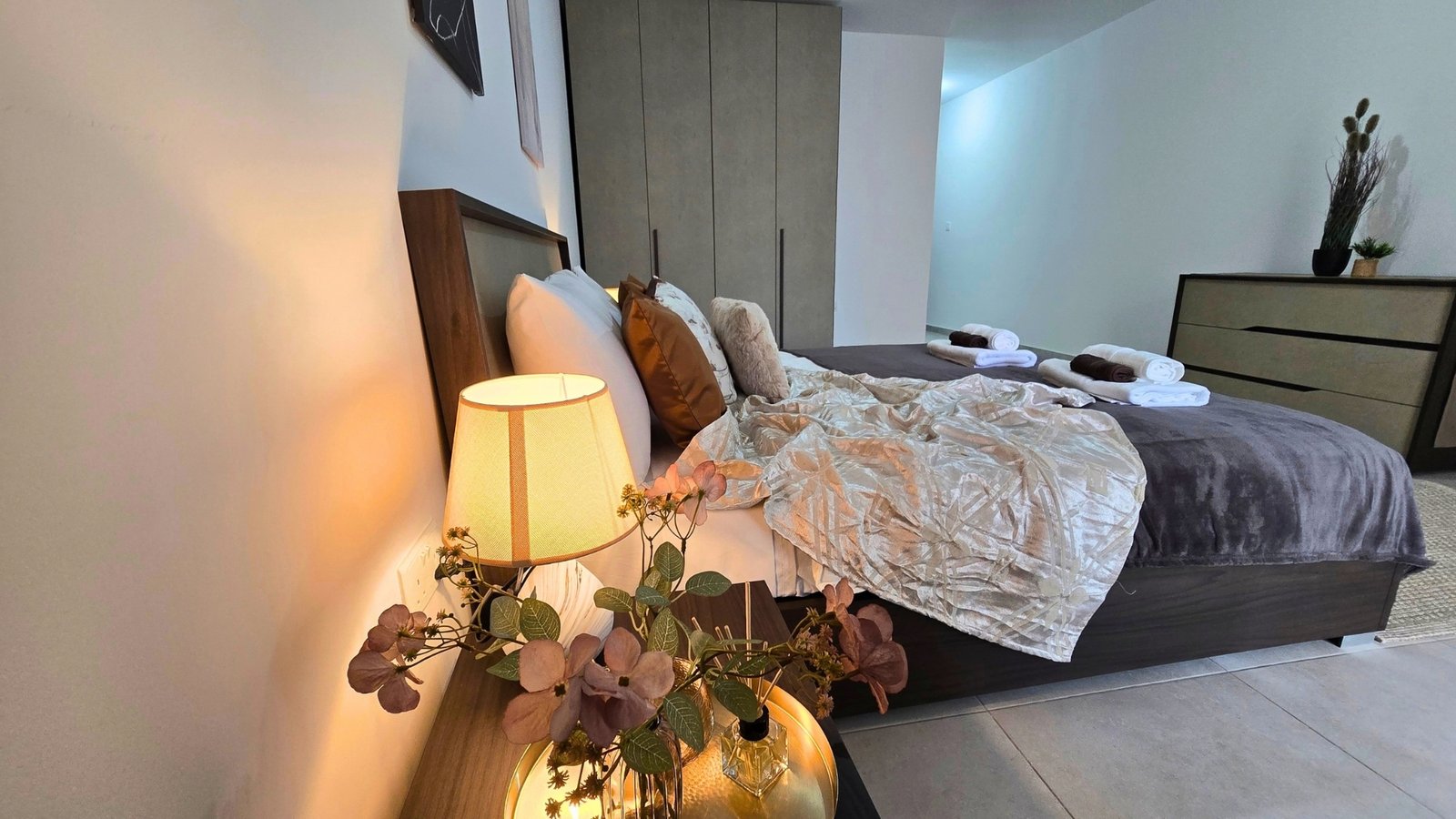 Apt9-Bedroom-2-En-Suite-05