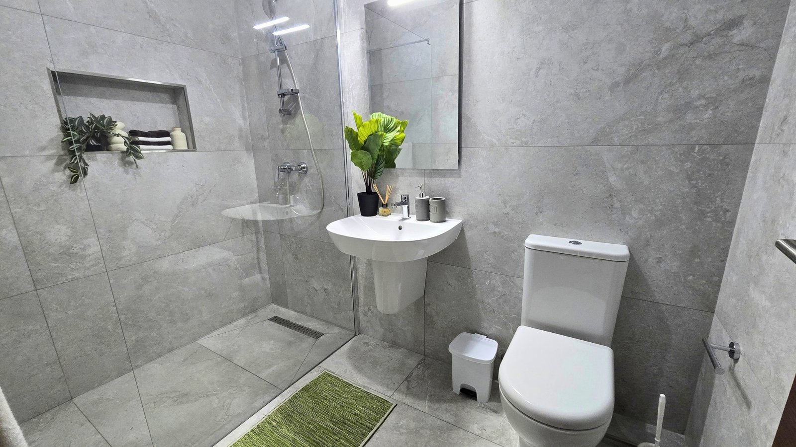 Apt9-Bedroom-2-En-Suite-07