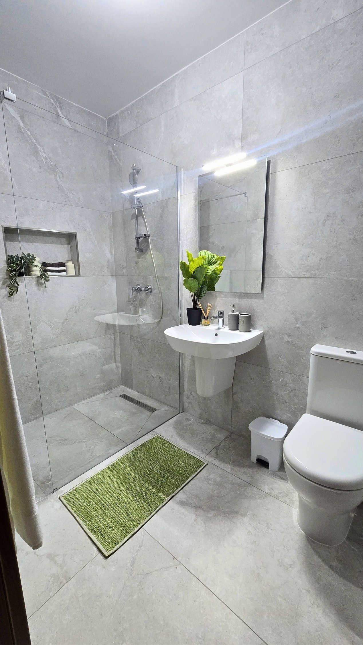 Apt9-Bedroom-2-En-Suite-09