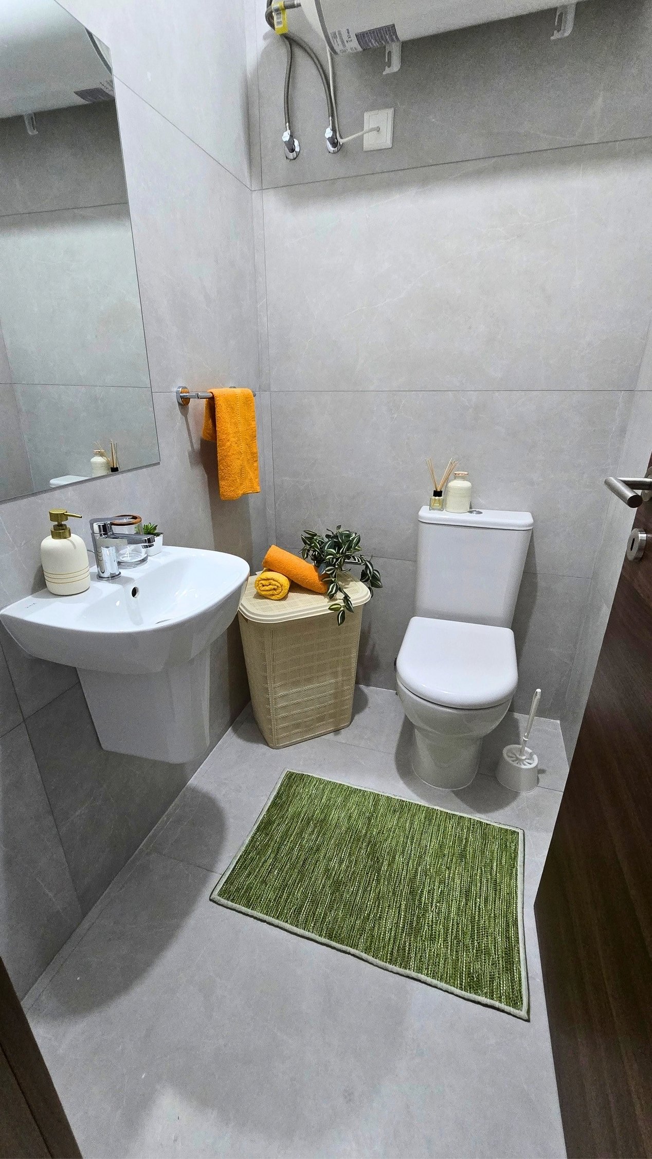 Apt9-Toilet-03