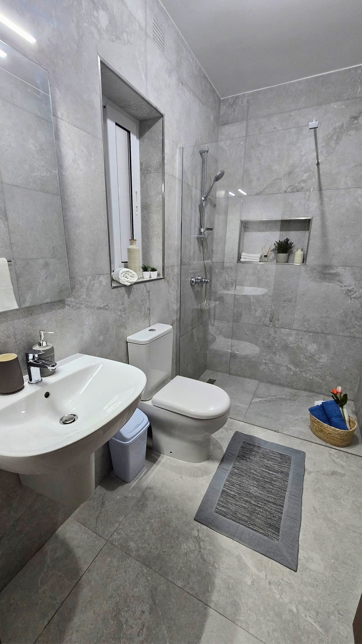 Luzija-Bedroom-En-Suite-09